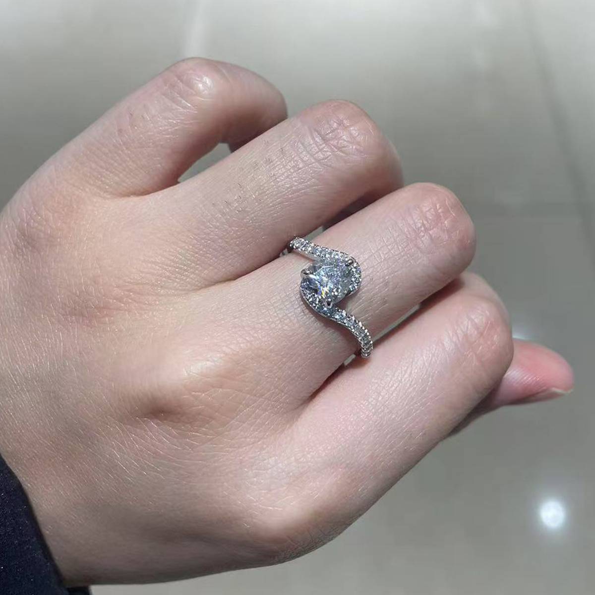 扭臂微镶心形钻女戒S925银镀白金定制选款主石莫桑钻1.0ct/副石高碳钻